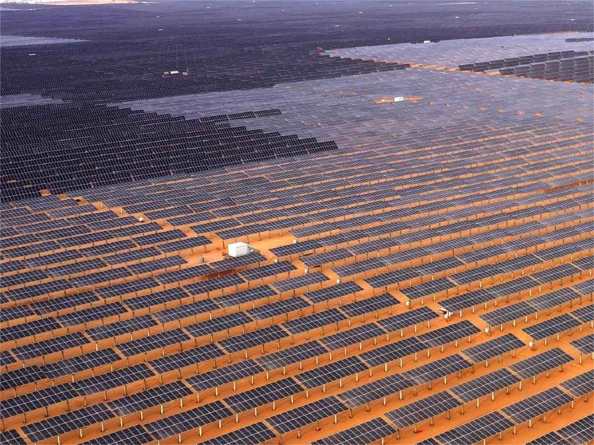 Proyecto de energía solar conectada a la red de 45 MW en una región desértica (Ningxia, China)
